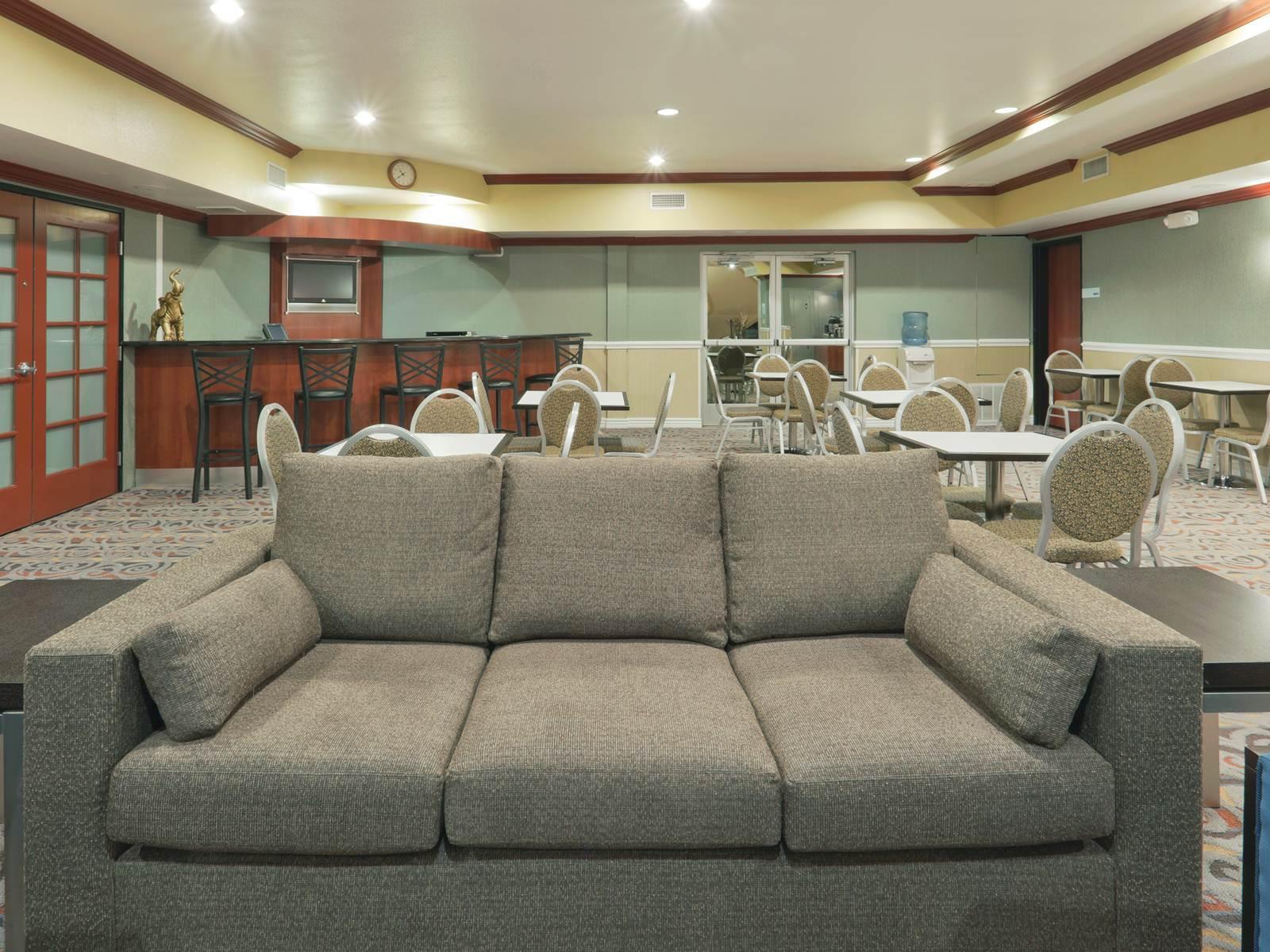 Holiday Inn Express & Suites Bakersfield Central By Ihg Luaran gambar