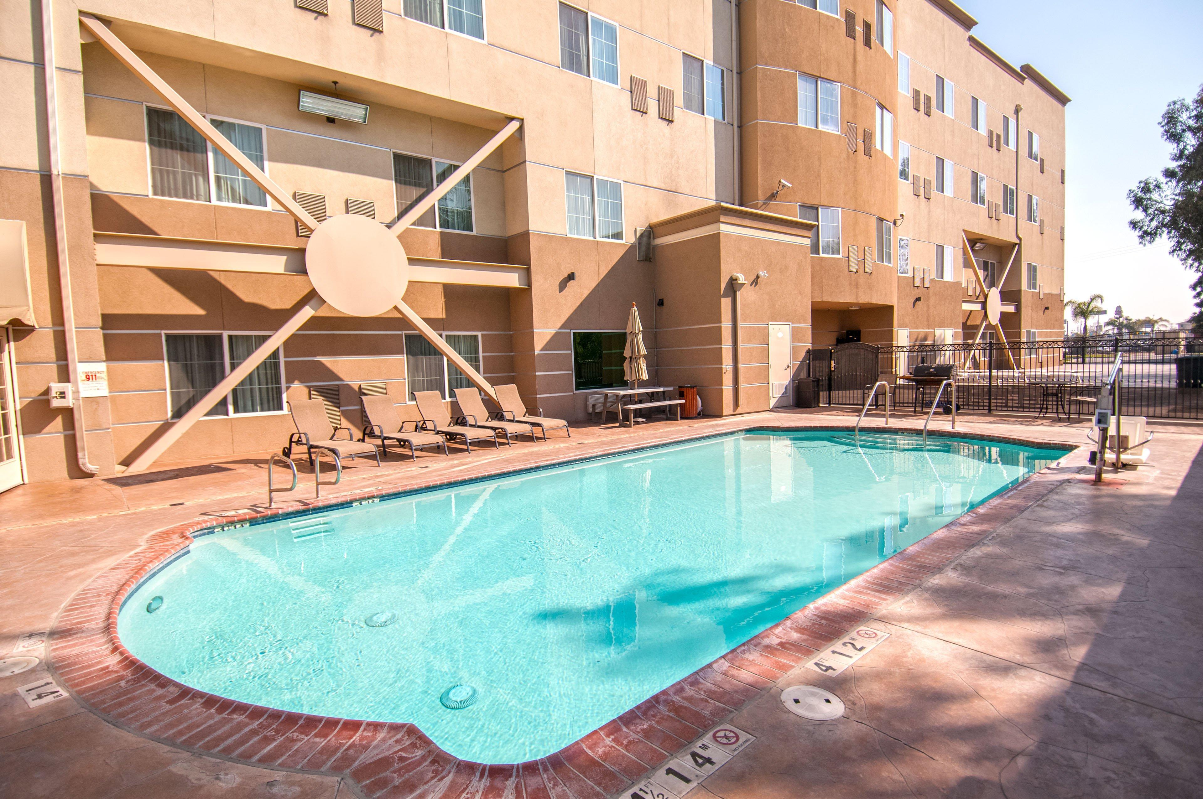 Holiday Inn Express & Suites Bakersfield Central By Ihg Luaran gambar