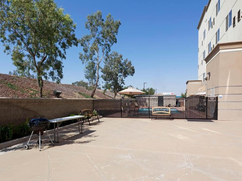 Holiday Inn Express & Suites Bakersfield Central By Ihg Luaran gambar
