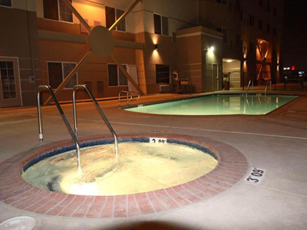 Holiday Inn Express & Suites Bakersfield Central By Ihg Luaran gambar