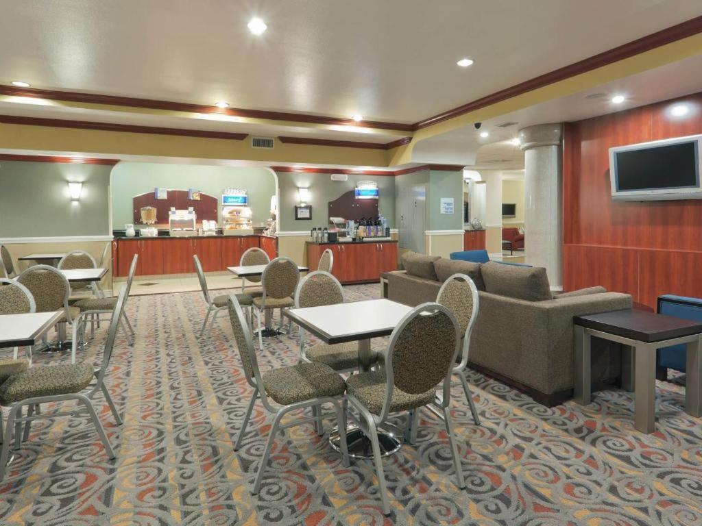 Holiday Inn Express & Suites Bakersfield Central By Ihg Luaran gambar