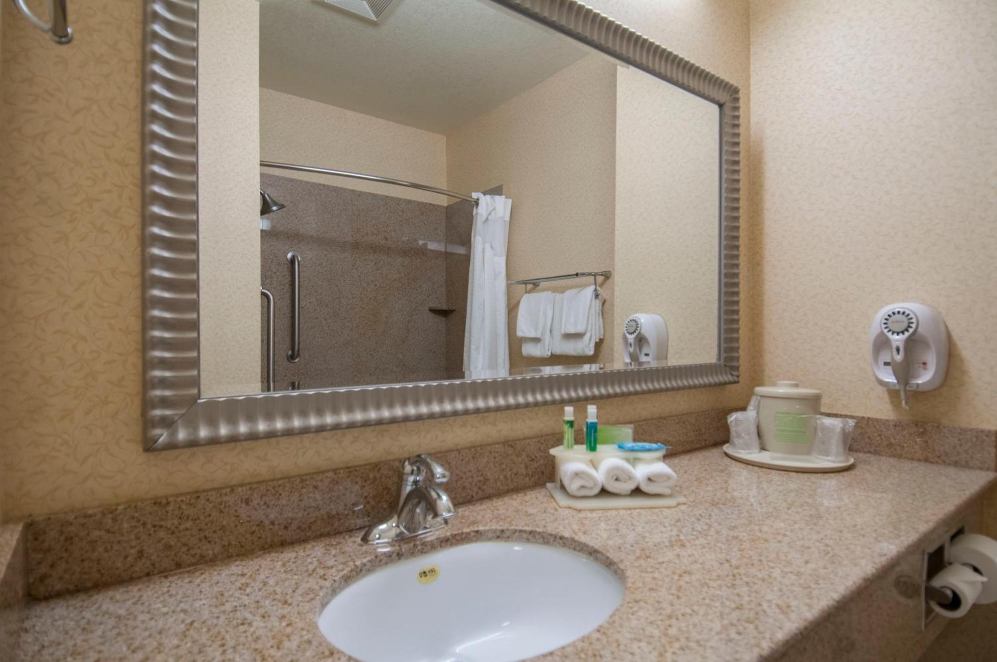 Holiday Inn Express & Suites Bakersfield Central By Ihg Luaran gambar