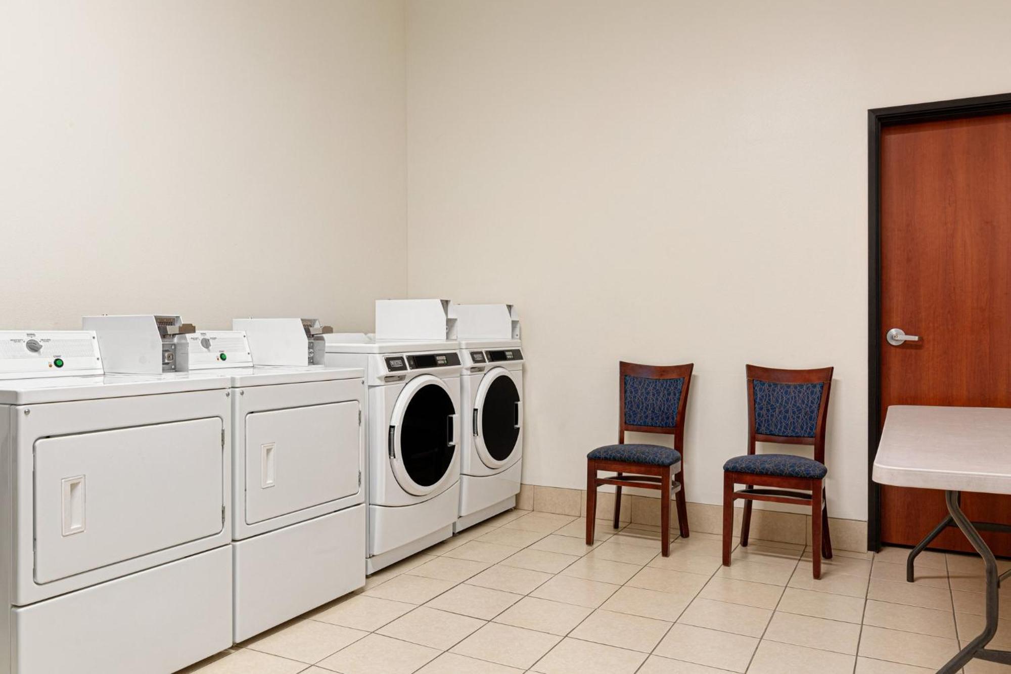 Holiday Inn Express & Suites Bakersfield Central By Ihg Luaran gambar
