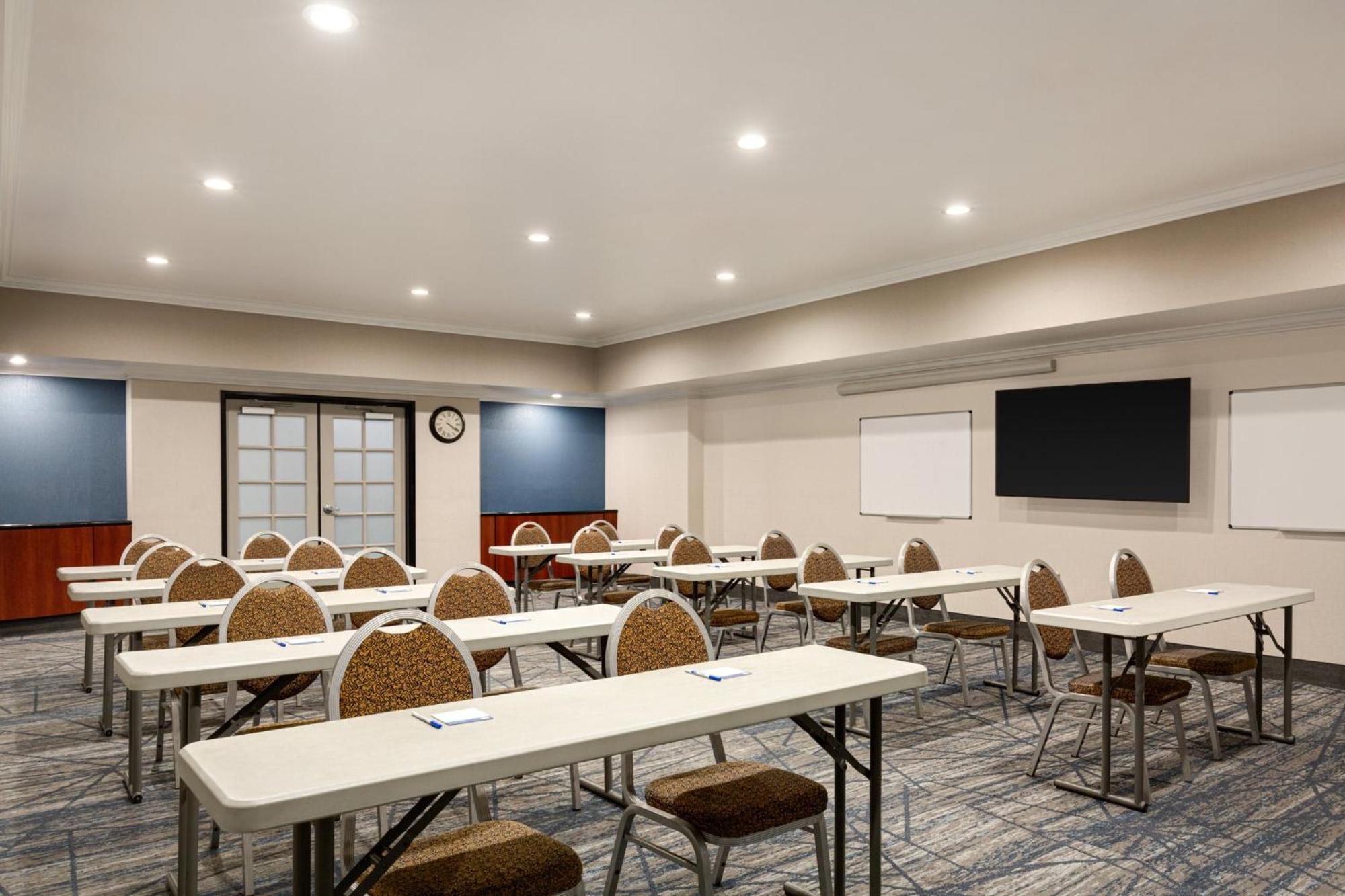 Holiday Inn Express & Suites Bakersfield Central By Ihg Luaran gambar