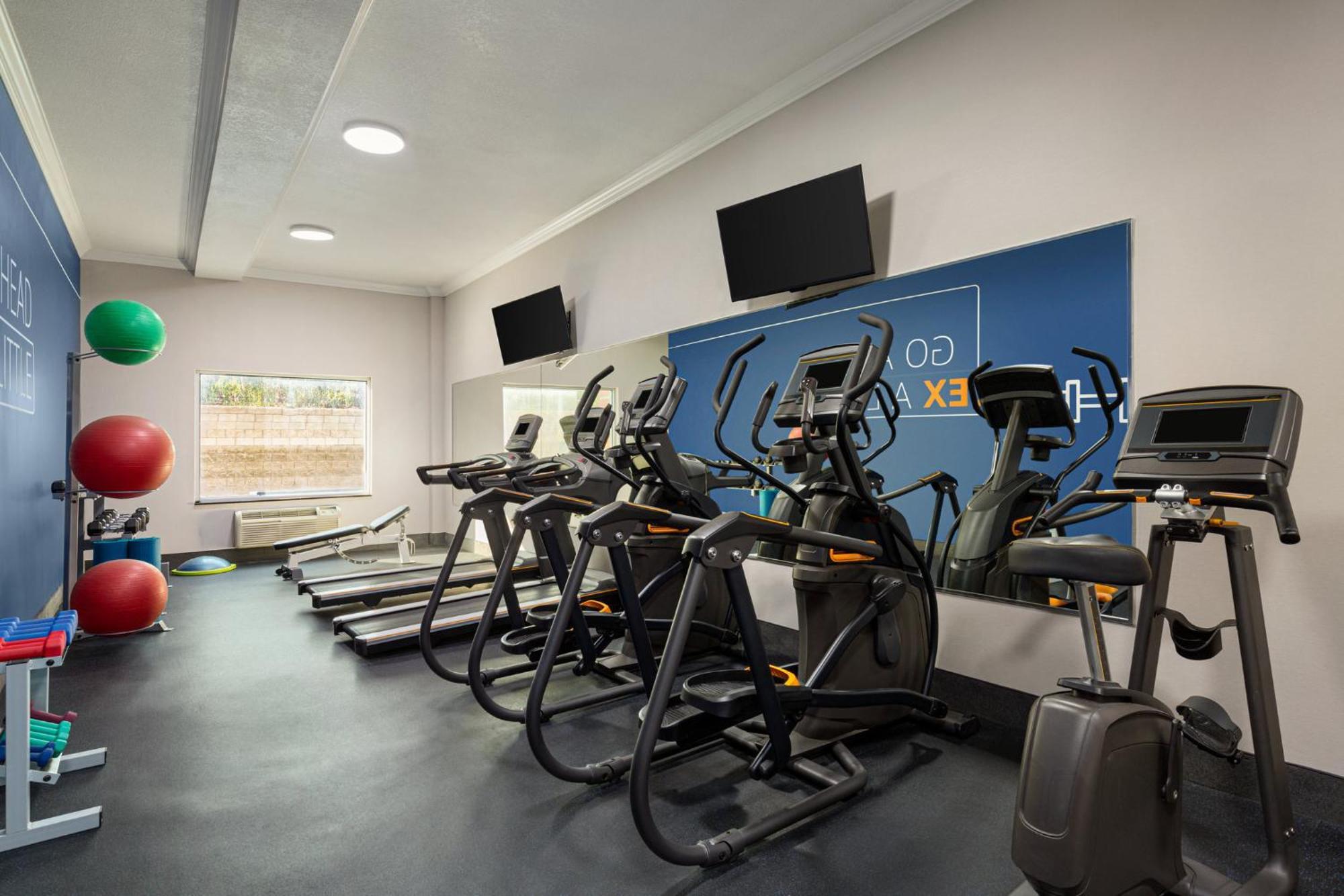 Holiday Inn Express & Suites Bakersfield Central By Ihg Luaran gambar
