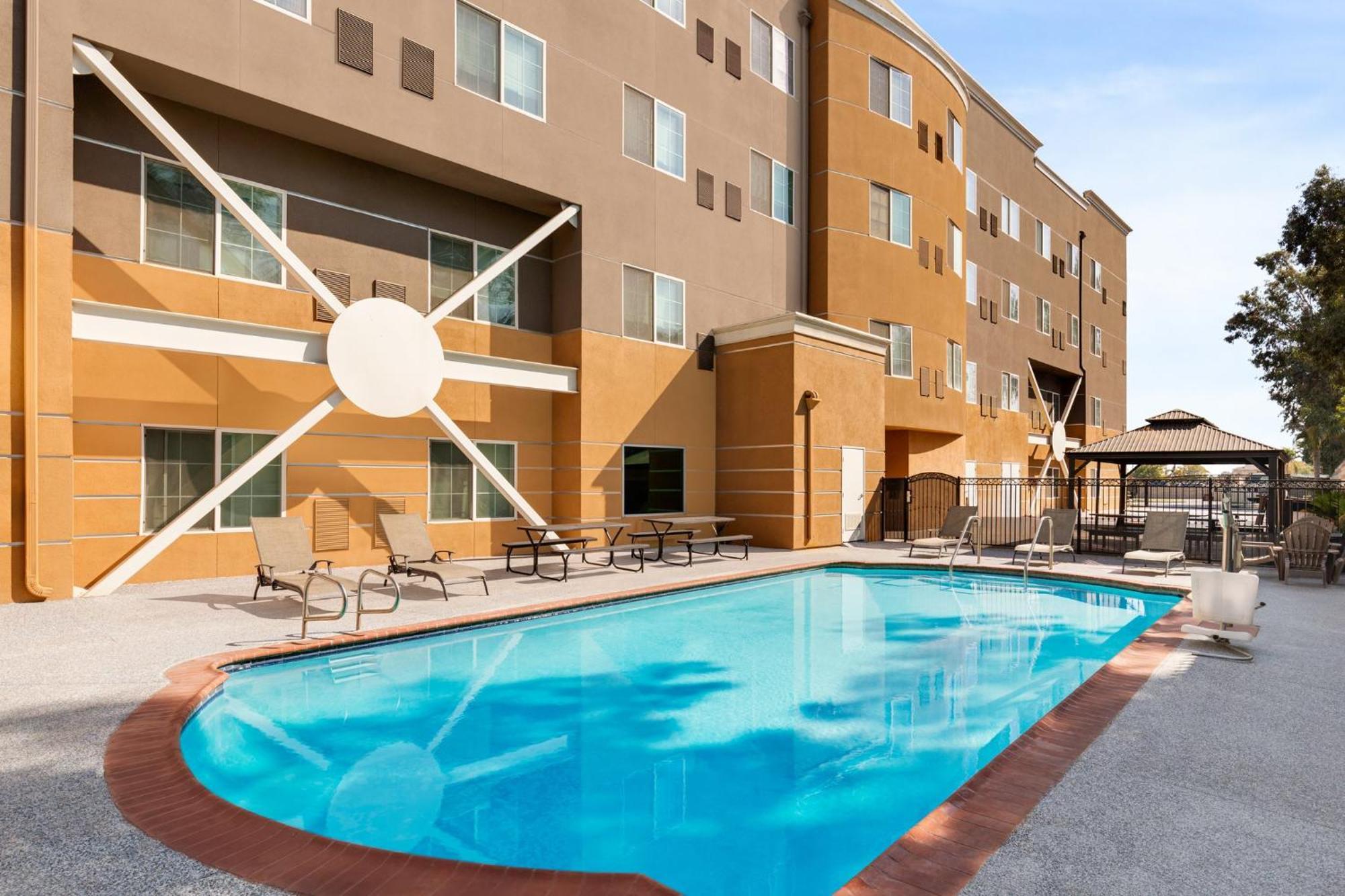 Holiday Inn Express & Suites Bakersfield Central By Ihg Luaran gambar