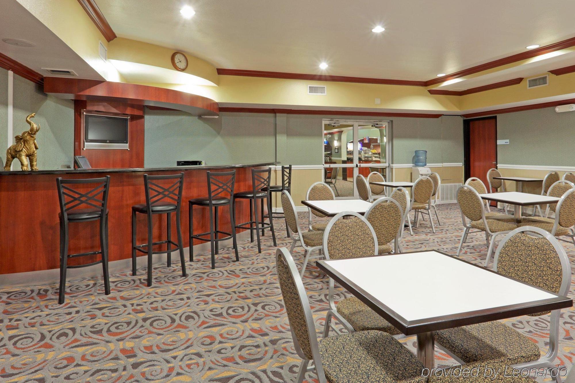 Holiday Inn Express & Suites Bakersfield Central Restoran gambar
