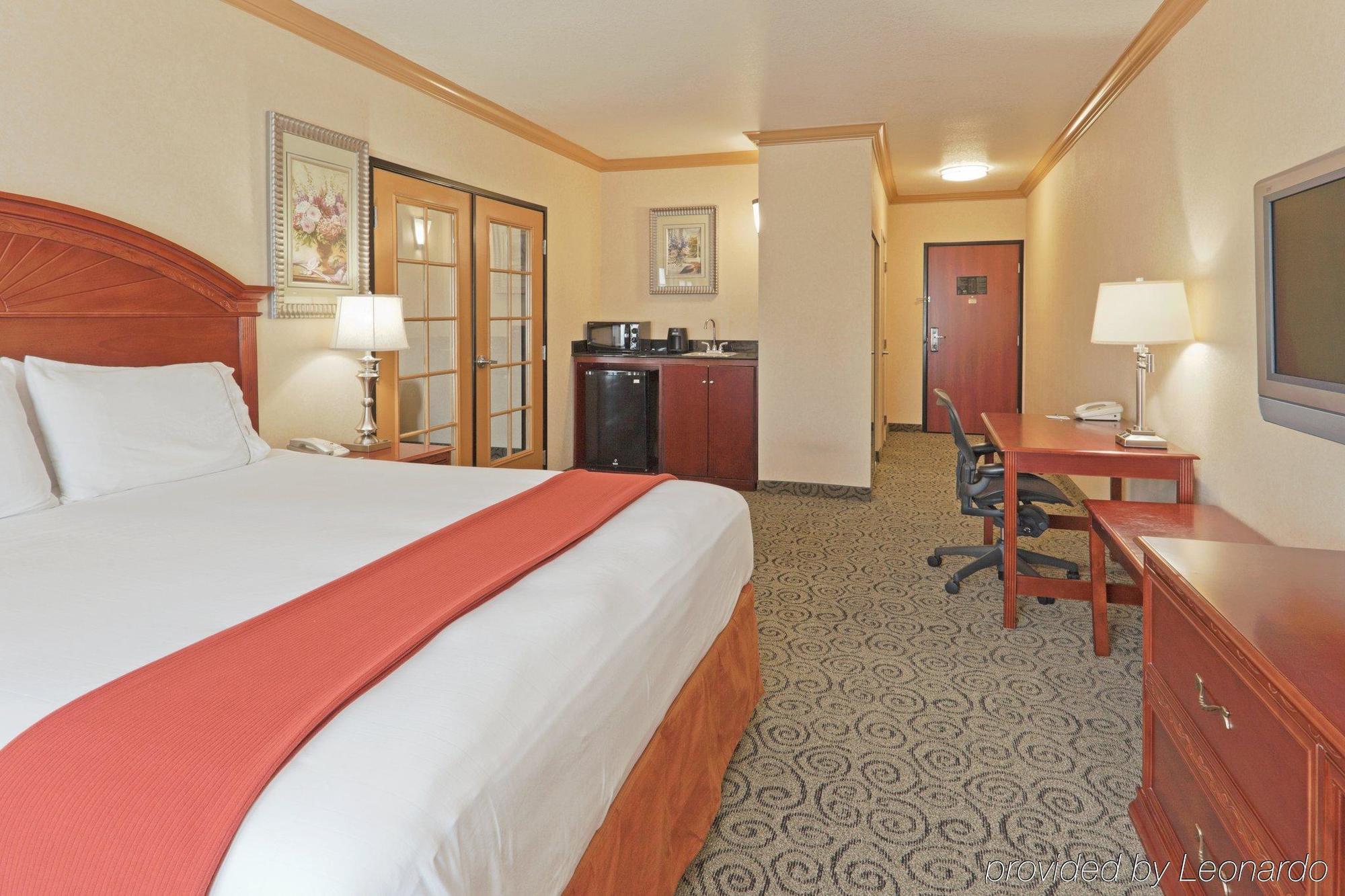 Holiday Inn Express & Suites Bakersfield Central By Ihg Bilik gambar